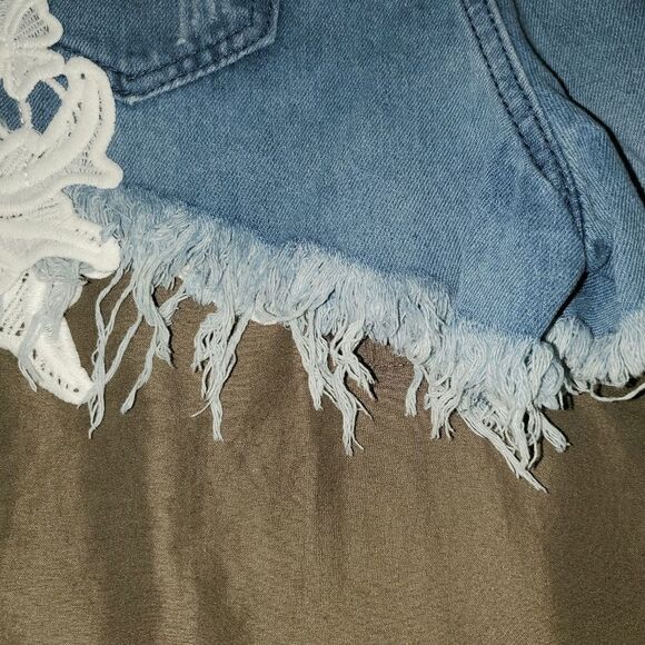 Blostirno Distressed-Lace Cut Off Shorts - Picture 3 of 4